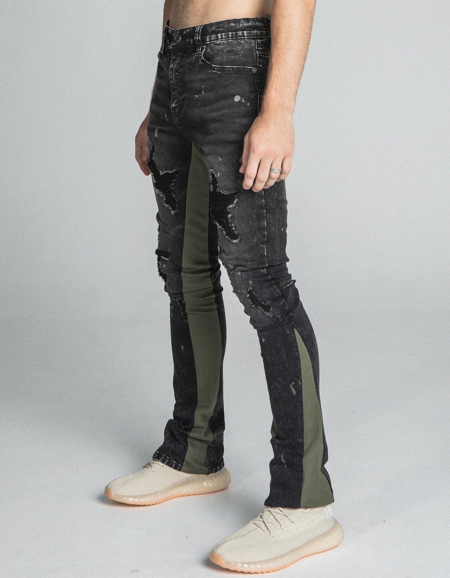 AR711 BLACK/BROWM DISTRESSED STAR STACKED JEANS