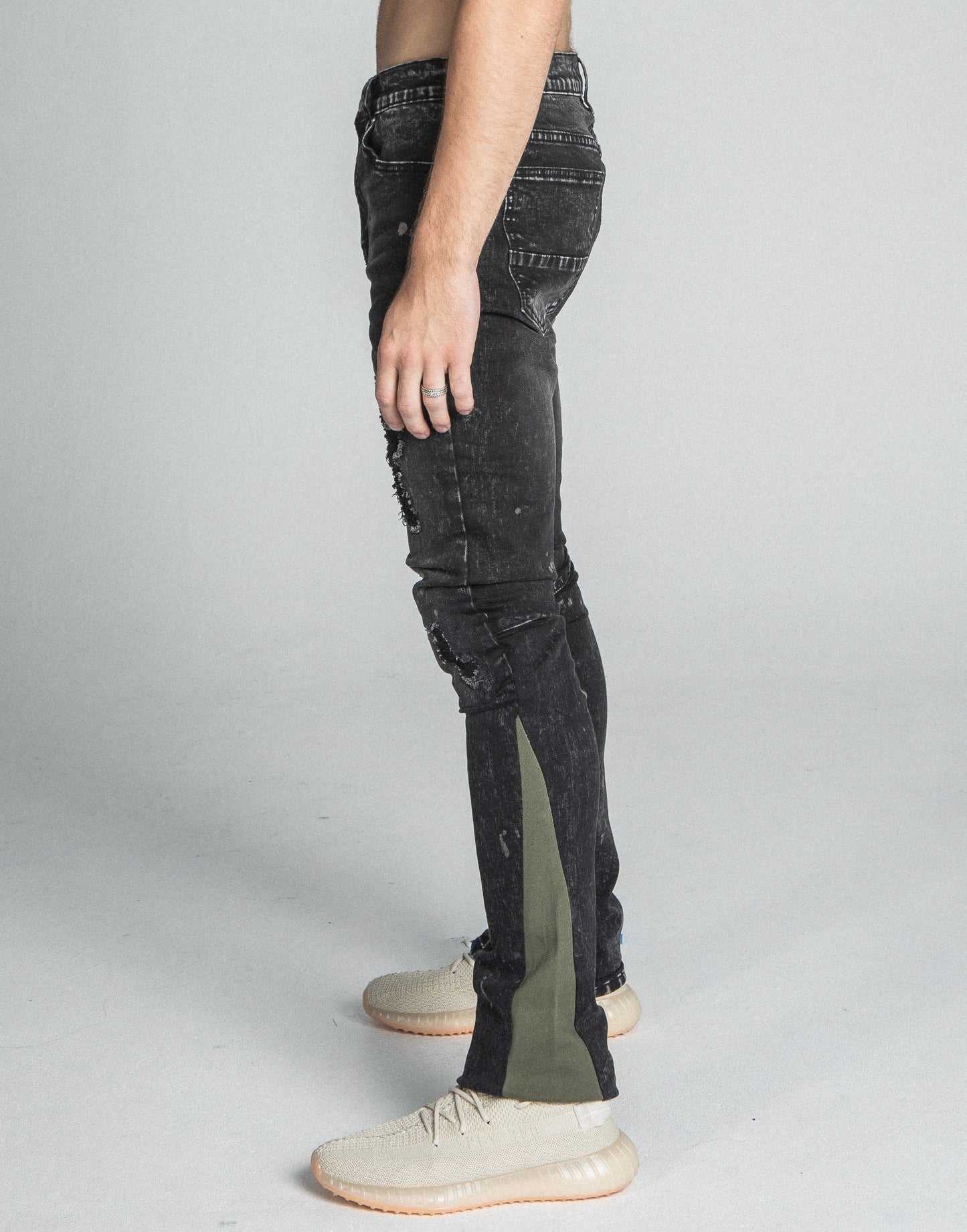 AR711 BLACK/BROWM DISTRESSED STAR STACKED JEANS