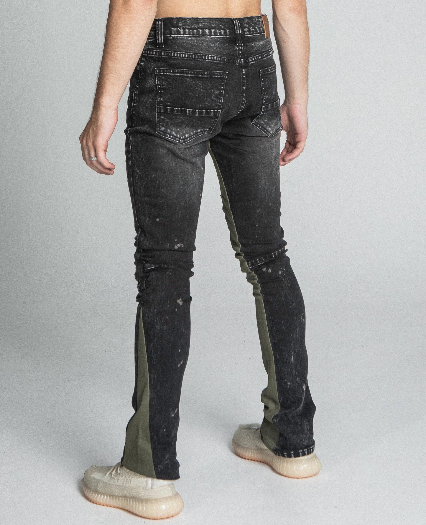 AR711 BLACK/BROWM DISTRESSED STAR STACKED JEANS